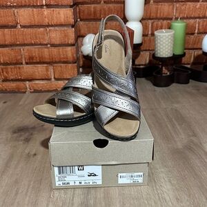 Clarks Women's Lexi pearl, metallic Sandals